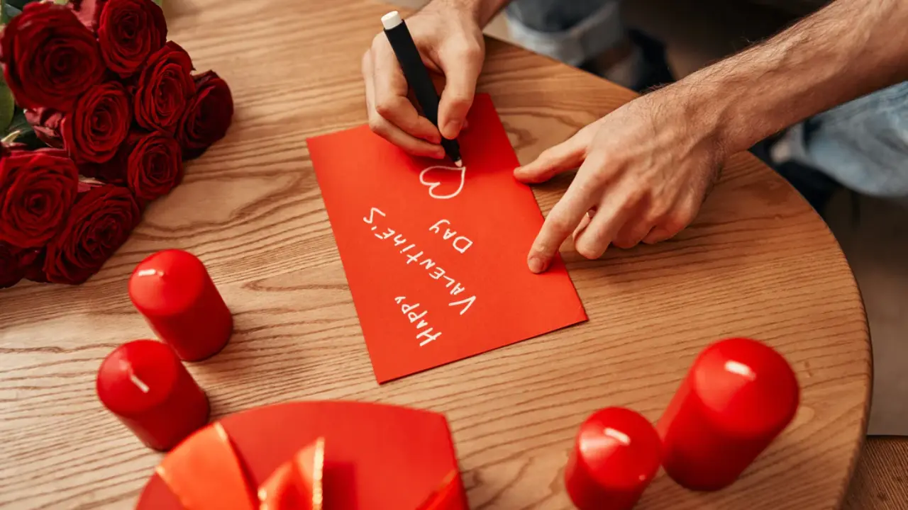 Tolibon Valentin kuniga oid savdo va bezaklarni taqiqladi