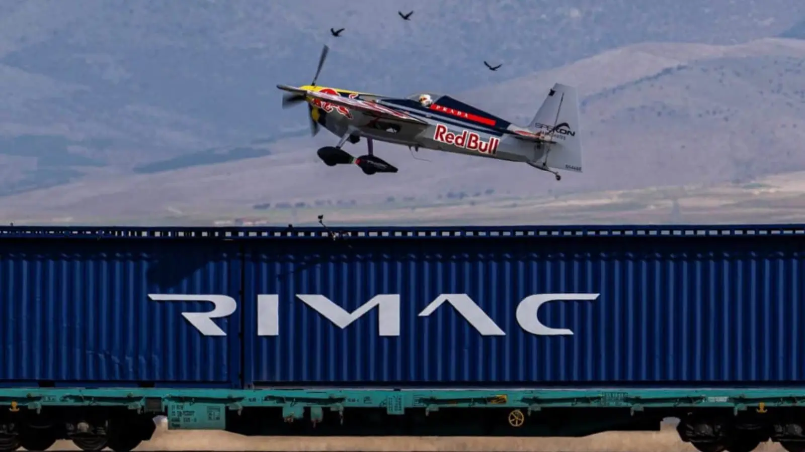 Samolyot harakatdagi poyezd tomiga qo‘ndirildi