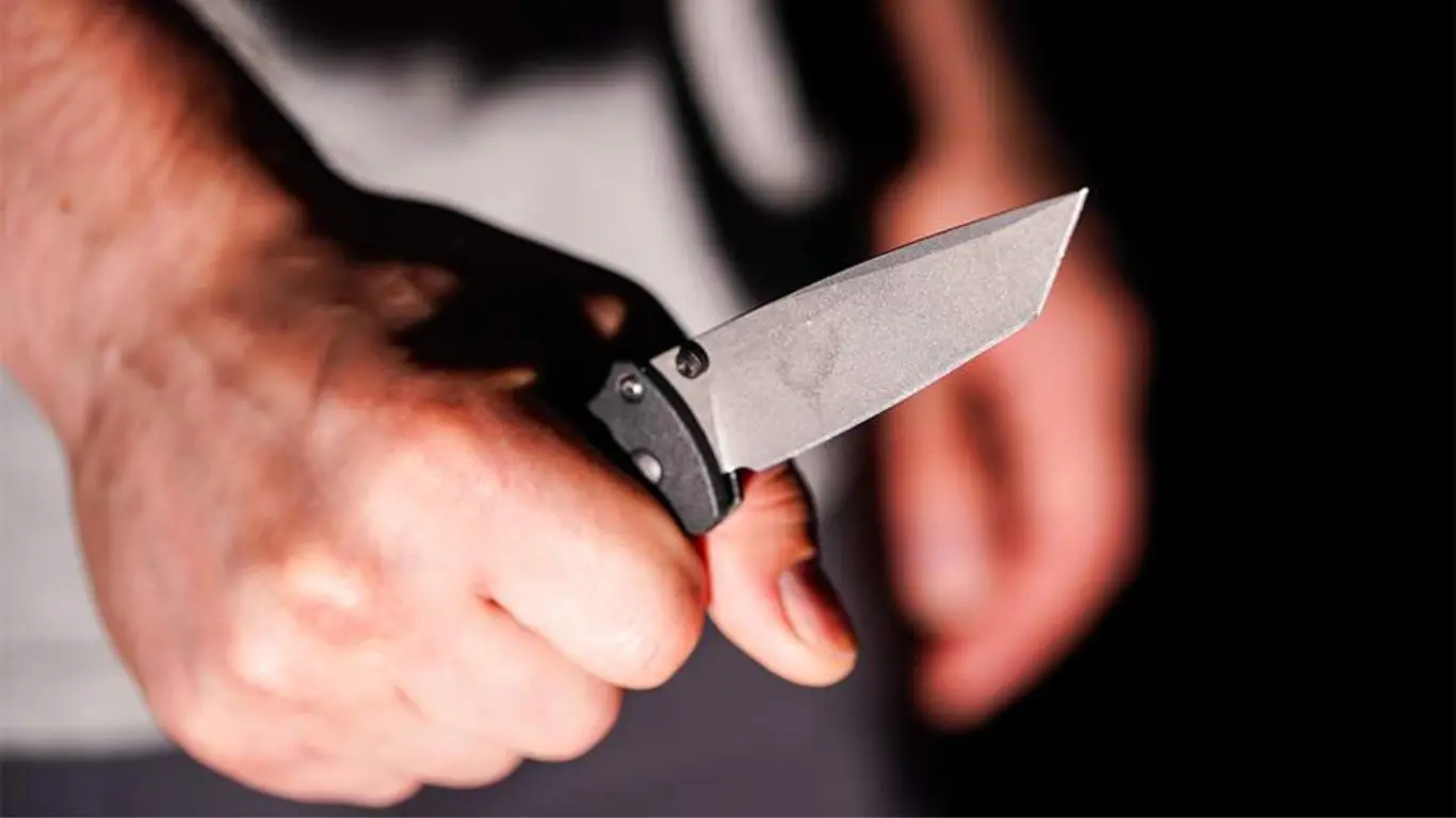 In Osaka, a young man attacked three teenagers with a knife