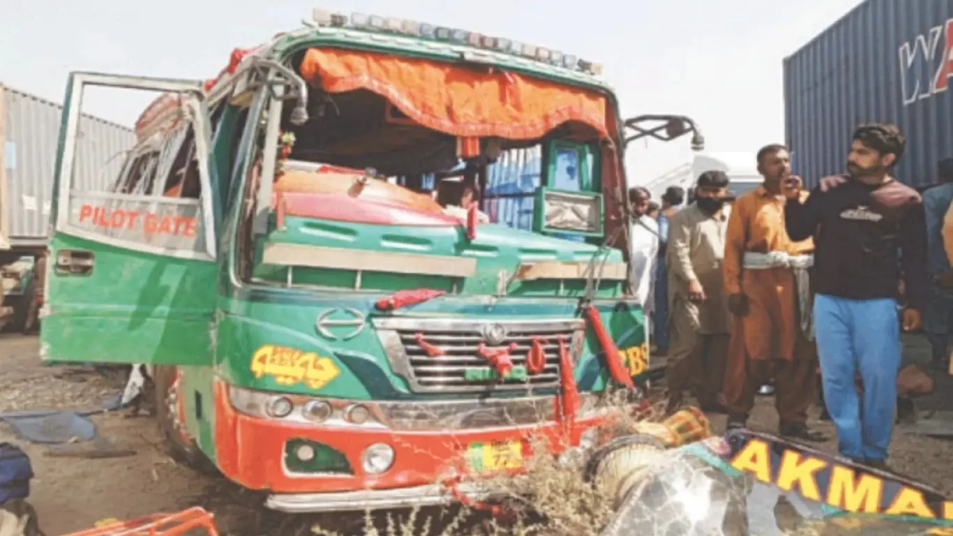 Bus and truck collided in Pakistan: 11 killed