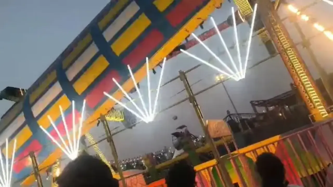 Fatal accident caused by attraction collapse at fair in Delhi