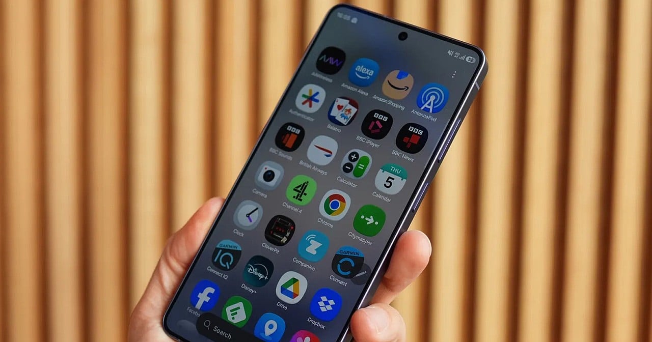 Samsung Galaxy S26 Ultra telefonini ko'plab keraksiz dasturlar keskin tanqid ostiga oldi