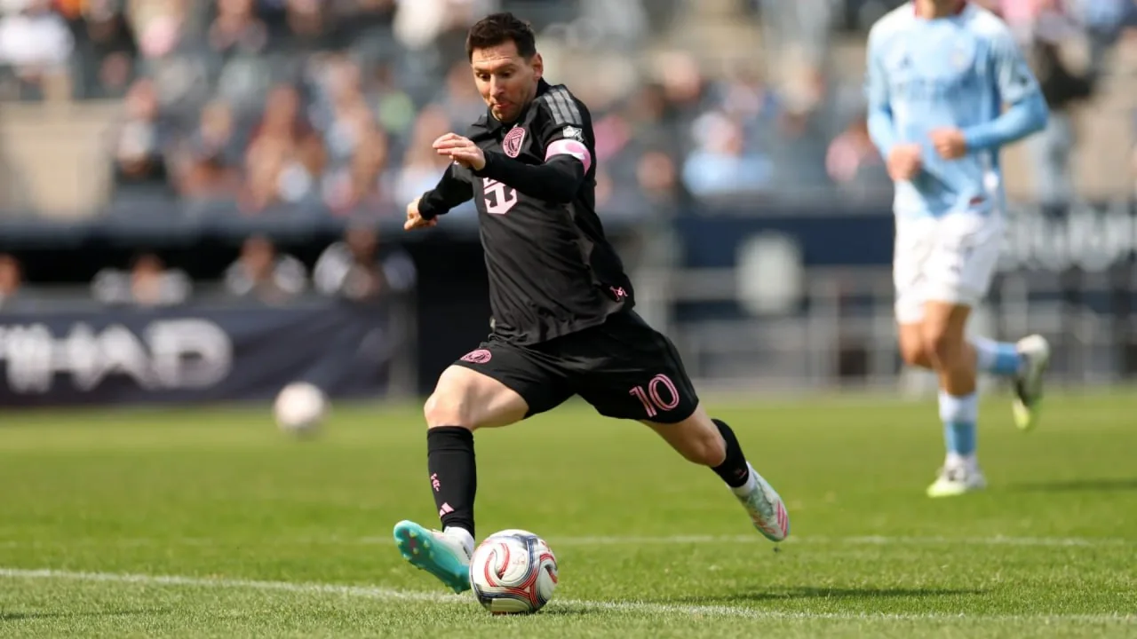 Messi Equalizes with Pele by Scoring a Penalty Goal