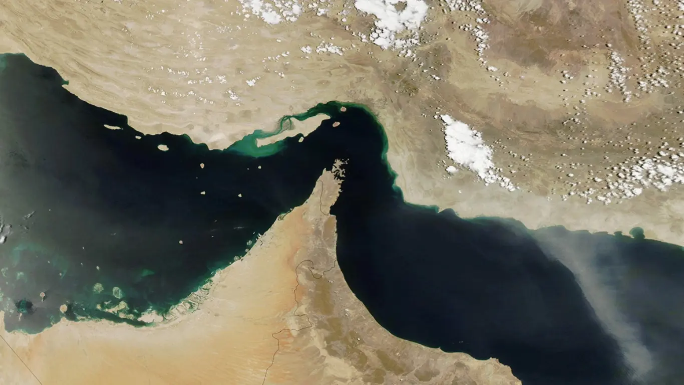Hormuz bo'g'ozi yopildi va uchta kema orqaga qaytdi