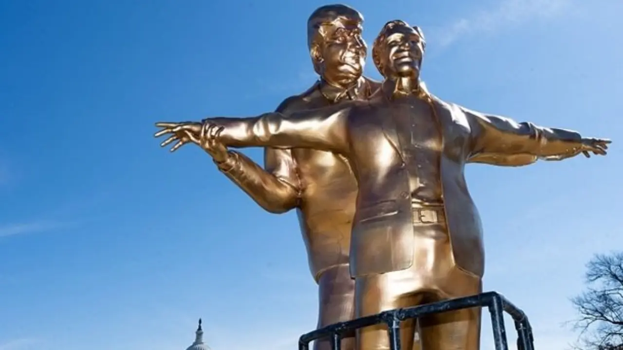 Вашингтоне появилась статуя Трампа и Эпштейна