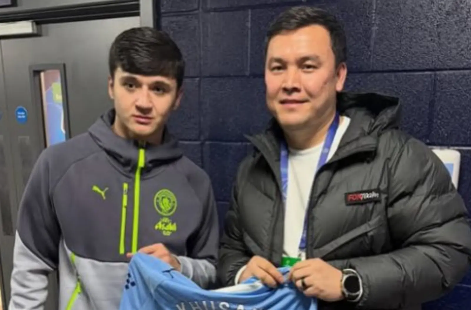 Абдукодир Хусанов подарил журналисту свою футболку с автографом