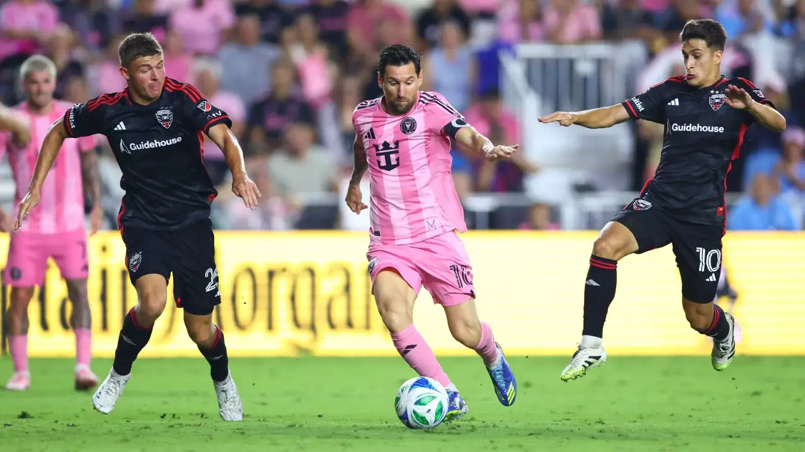 Messi 900-gollik marraga yaqinlashmoqda