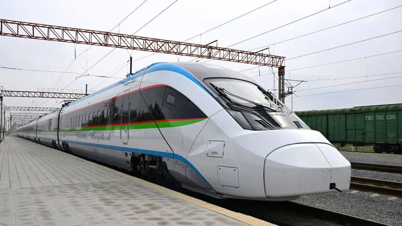 Prezident Mirziyoyev ilk zamonaviy tezyurar poyezd sinovini o'tkazdi