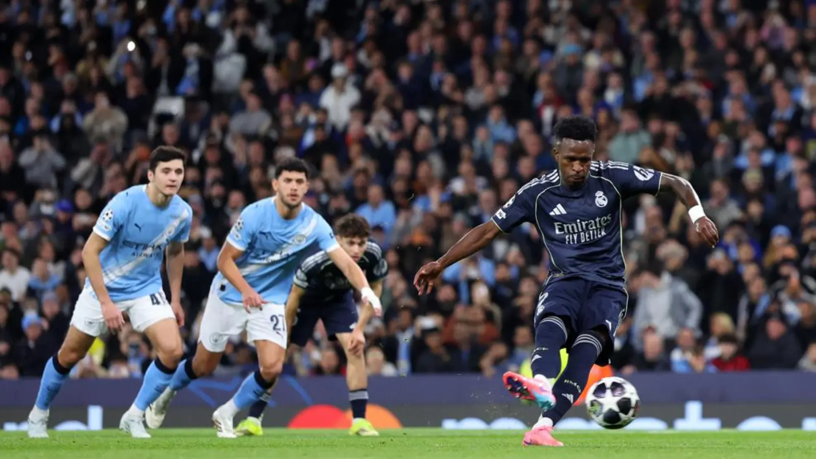 Абдукодир Хусанов в составе Манчестер Сити основной защитник