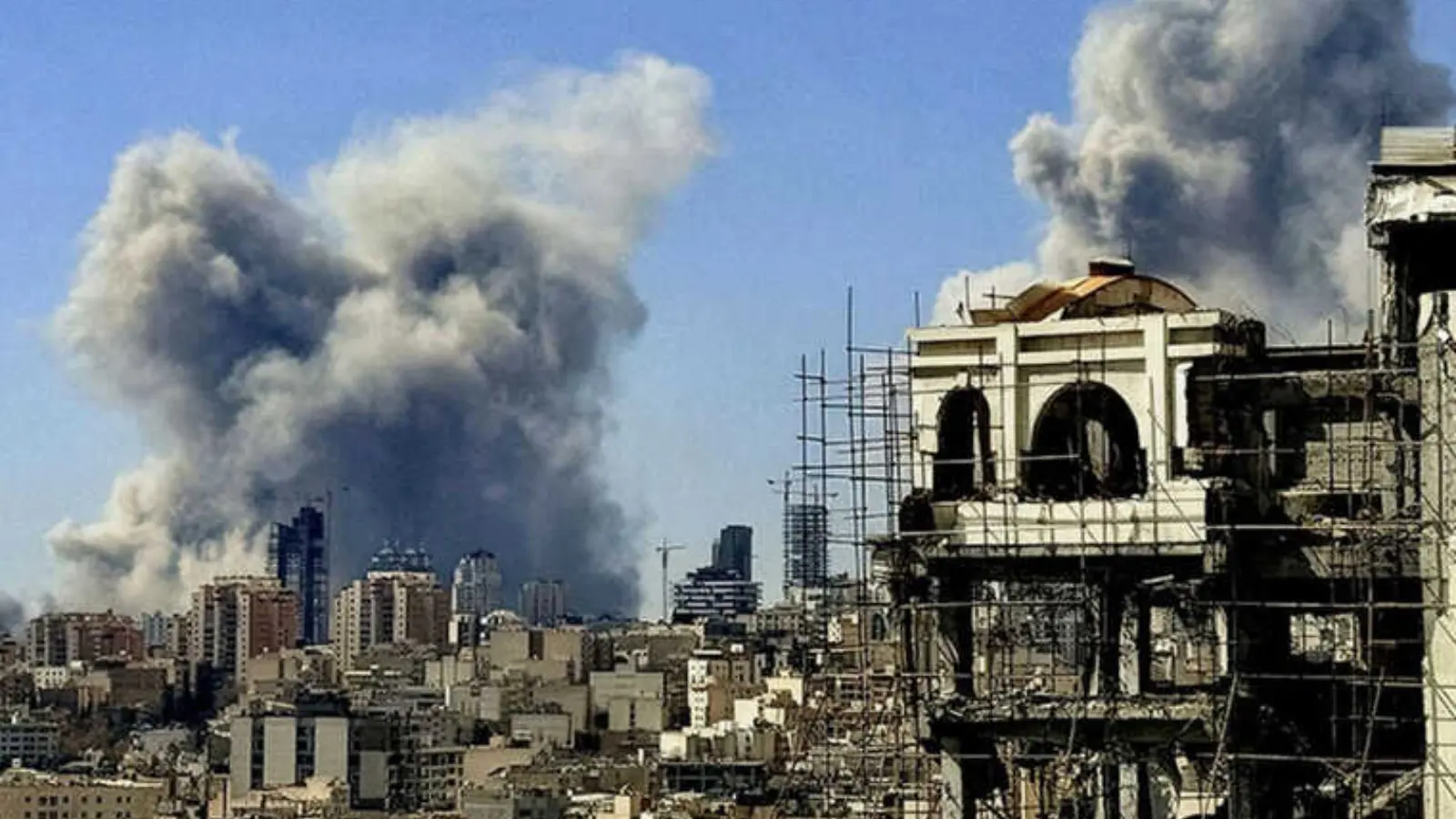 После ракетного удара Ирана в Израиле сгорел крупный химический завод