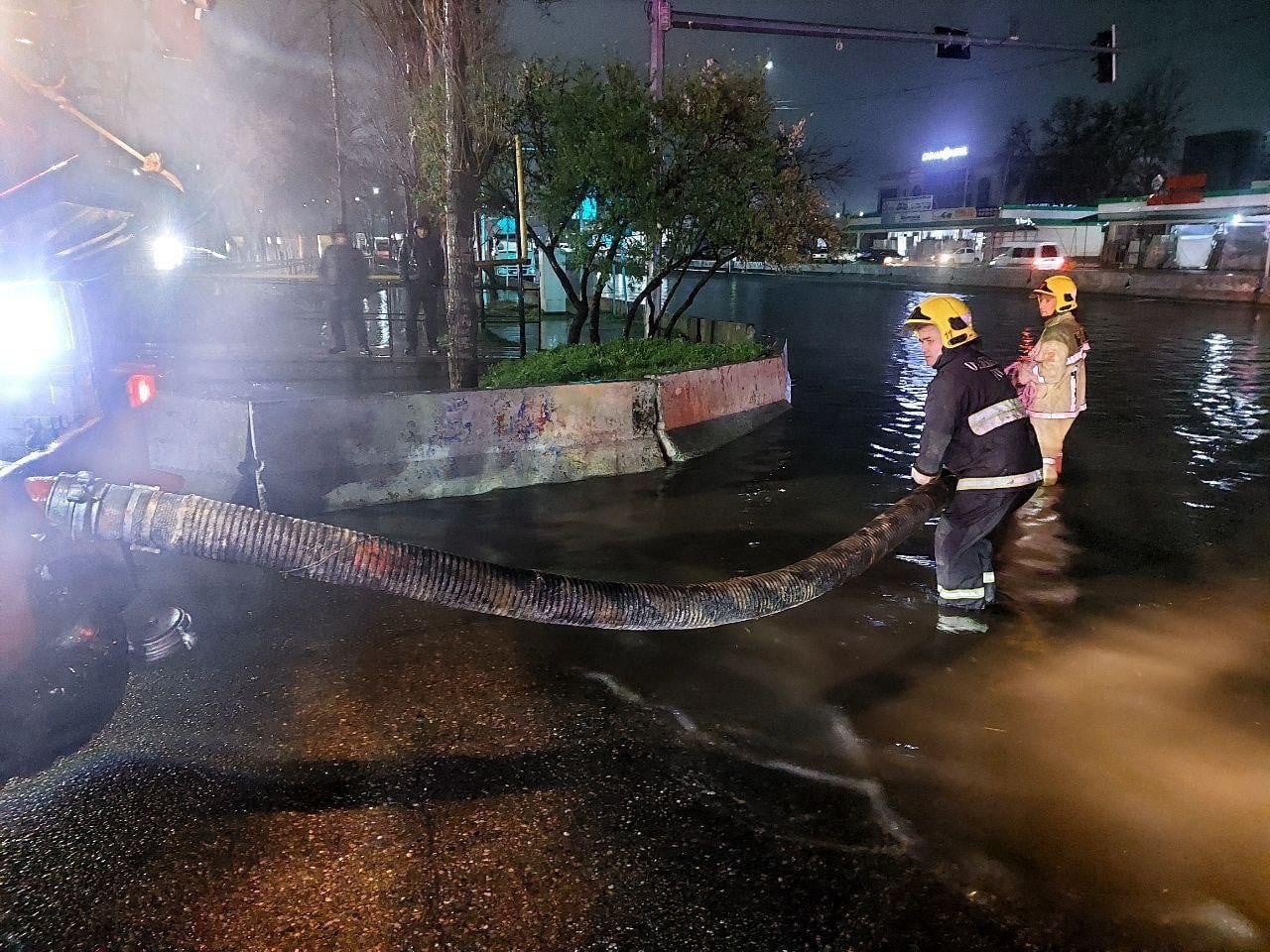 Toshkentda kuchli yomgirdan keyin yo'l suvga to'ldi