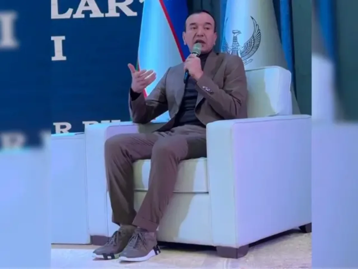 Madaniyat vaziri qimmatbaho Hermes oyoq kiyimida yoshlar bilan uchrashdi