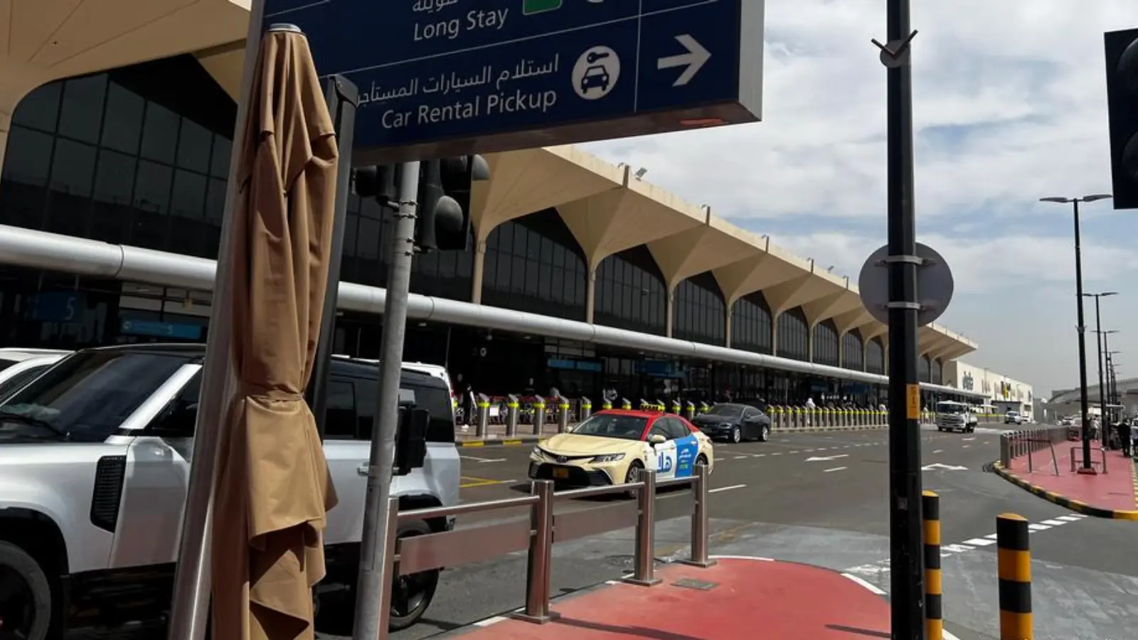 В аэропорту Дубая произошло нападение дронов и пожар