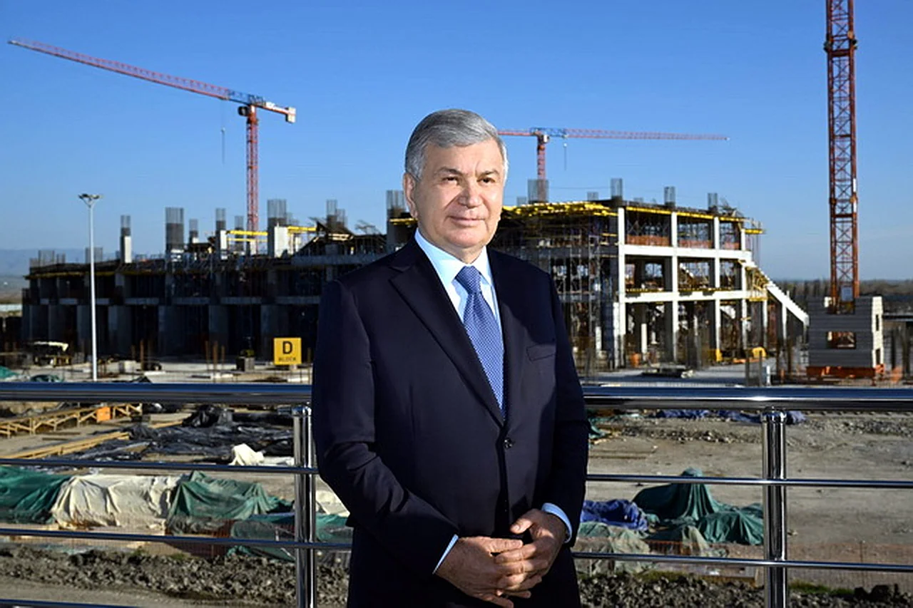 Prezident Yangi Toshkent futbol stadionining qurilish holatini ko'rib chiqdi