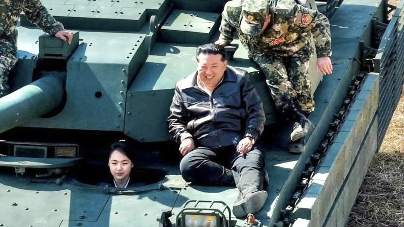 Kim Jon Un qizi bilan tank ustida paydo bo'ldi