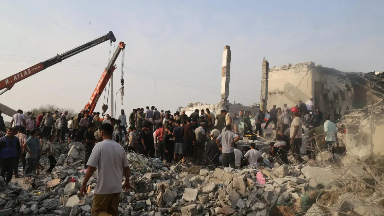 Воздушный удар по Минобу унес жизни 175 человек