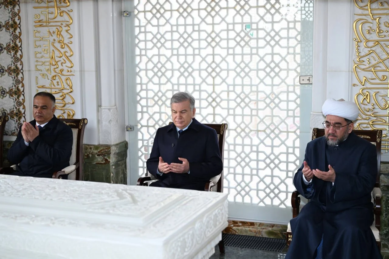 Prezident Mirziyoyev Islom Karimov maqbarasida xotira marosimini o'tkazdi