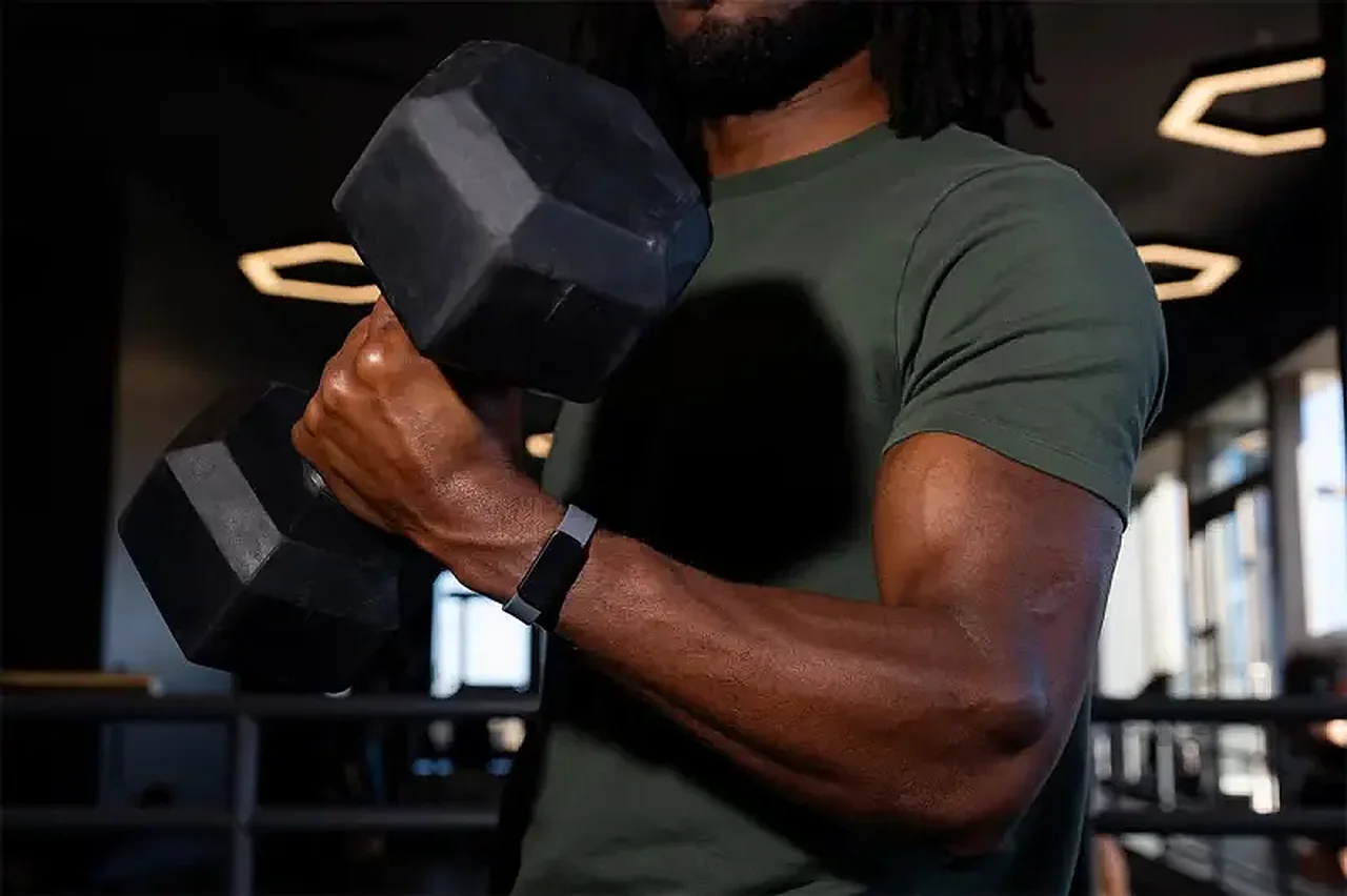 Стартап Fort представил умный браслет без экрана