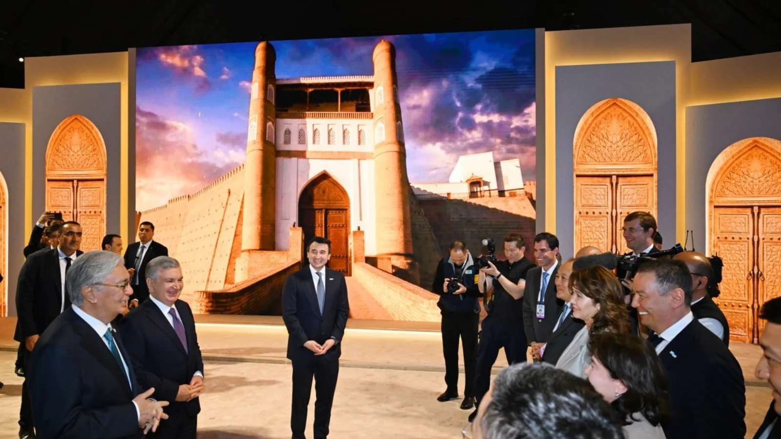 Presidents familiarized themselves with the processes of the artificial intelligence hackathon in Bukhara