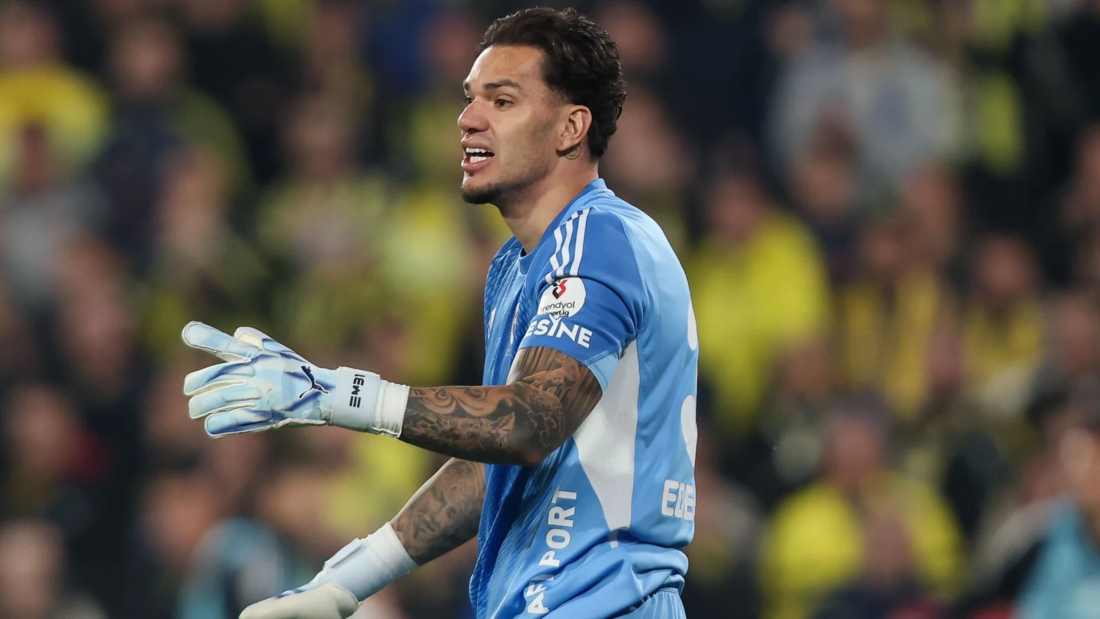 Ederson hakam qaroridan norozi bo'lib monitorga musht tushirdi