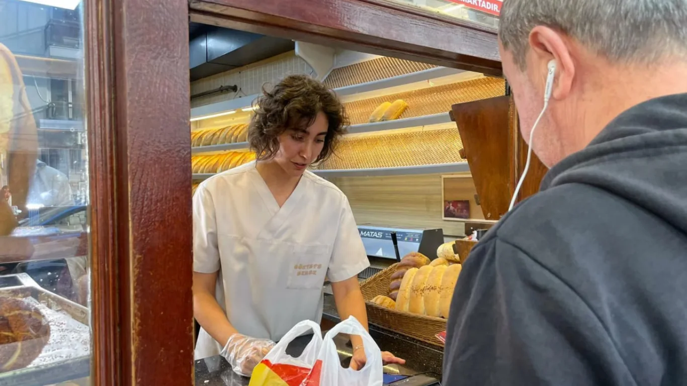 Turkiyalik taniqli model Izmirda novvoy bo'lib ish boshladi