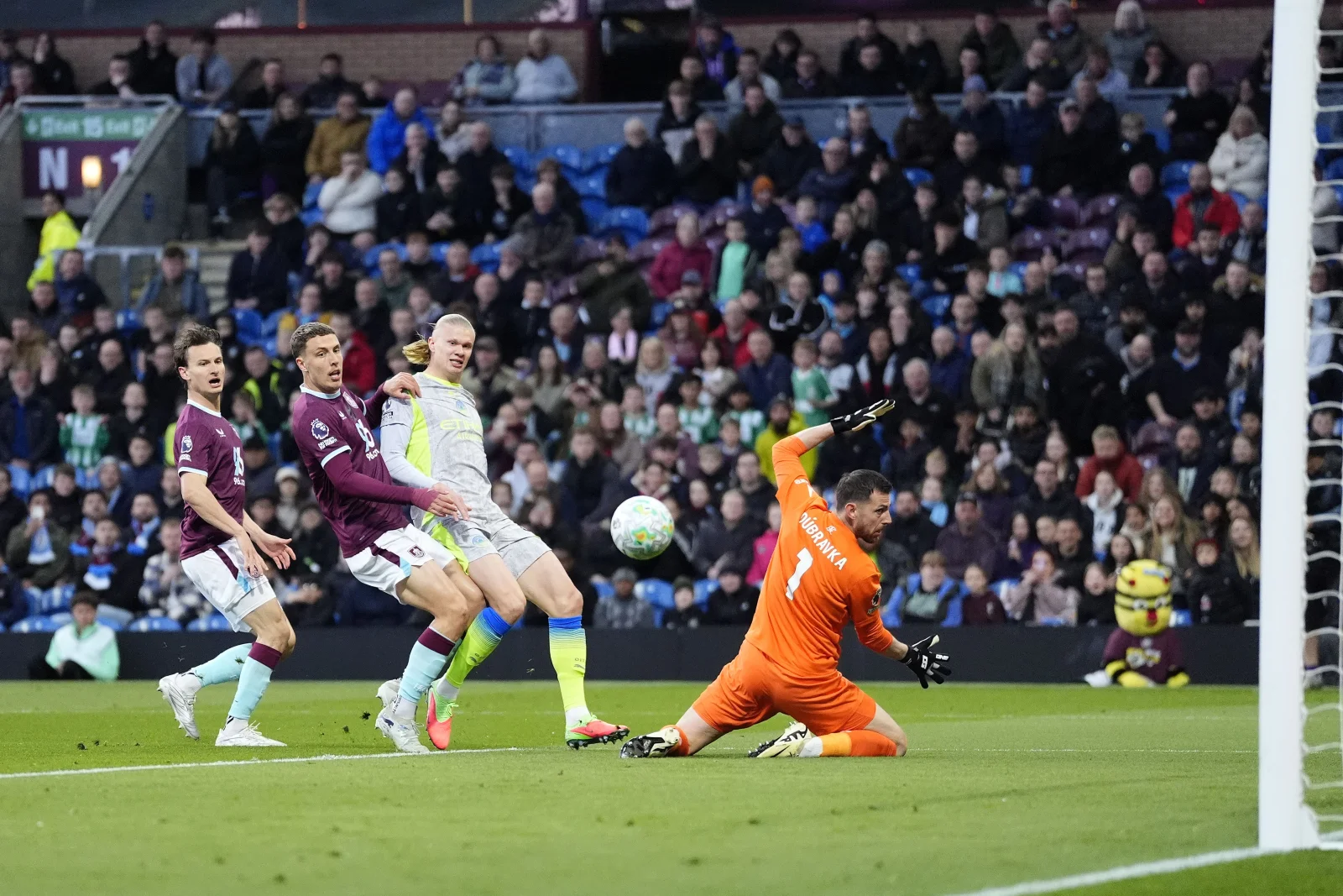 Manchester City Tops the Table Thanks to Haaland's Goal