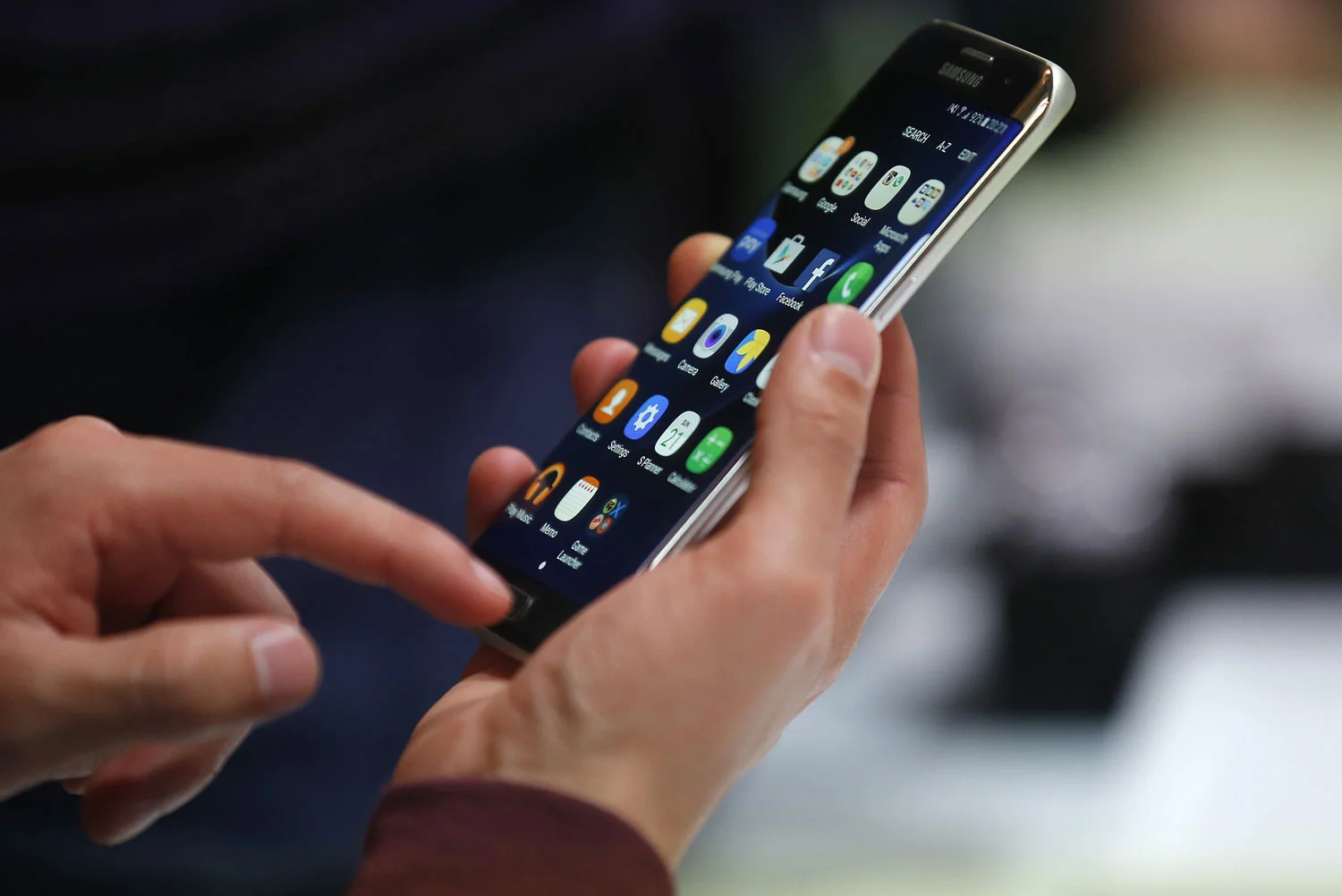 How mobile apps reduce smartphone power and speed