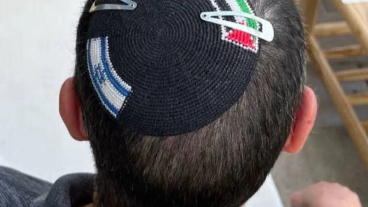 Isroilda ikki davlat bayrog'i tushirilgan kipa kiygan yozuvchi ushlandi