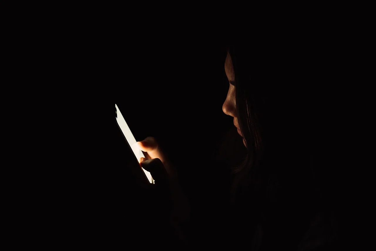 Yevropada jurnalistlar telefoniga josuslik dasturi orqali hujum qilindi