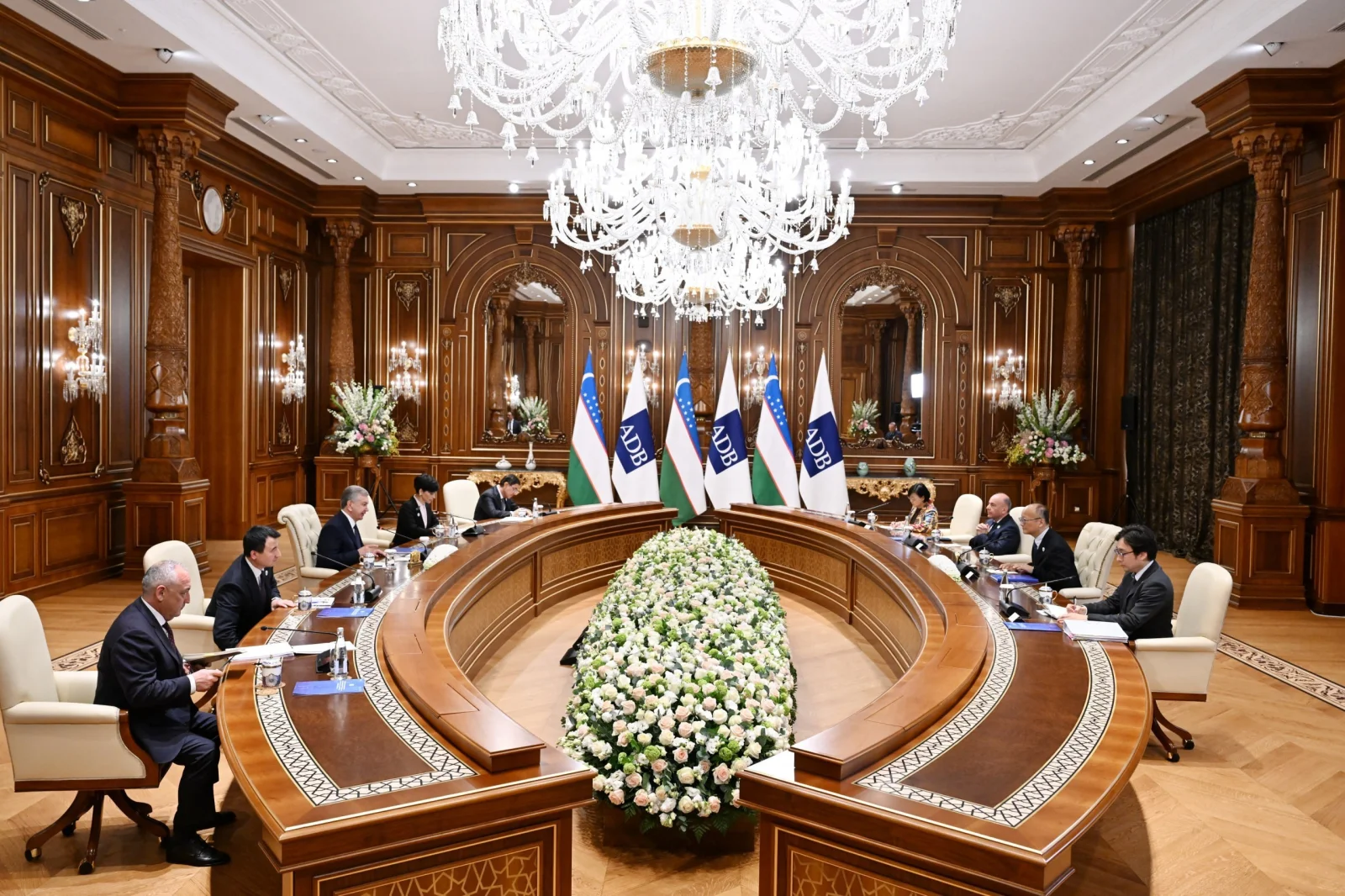 Shavkat Mirziyoyev Samarqandda Osiyo taraqqiyot banki prezidentini qabul qildi