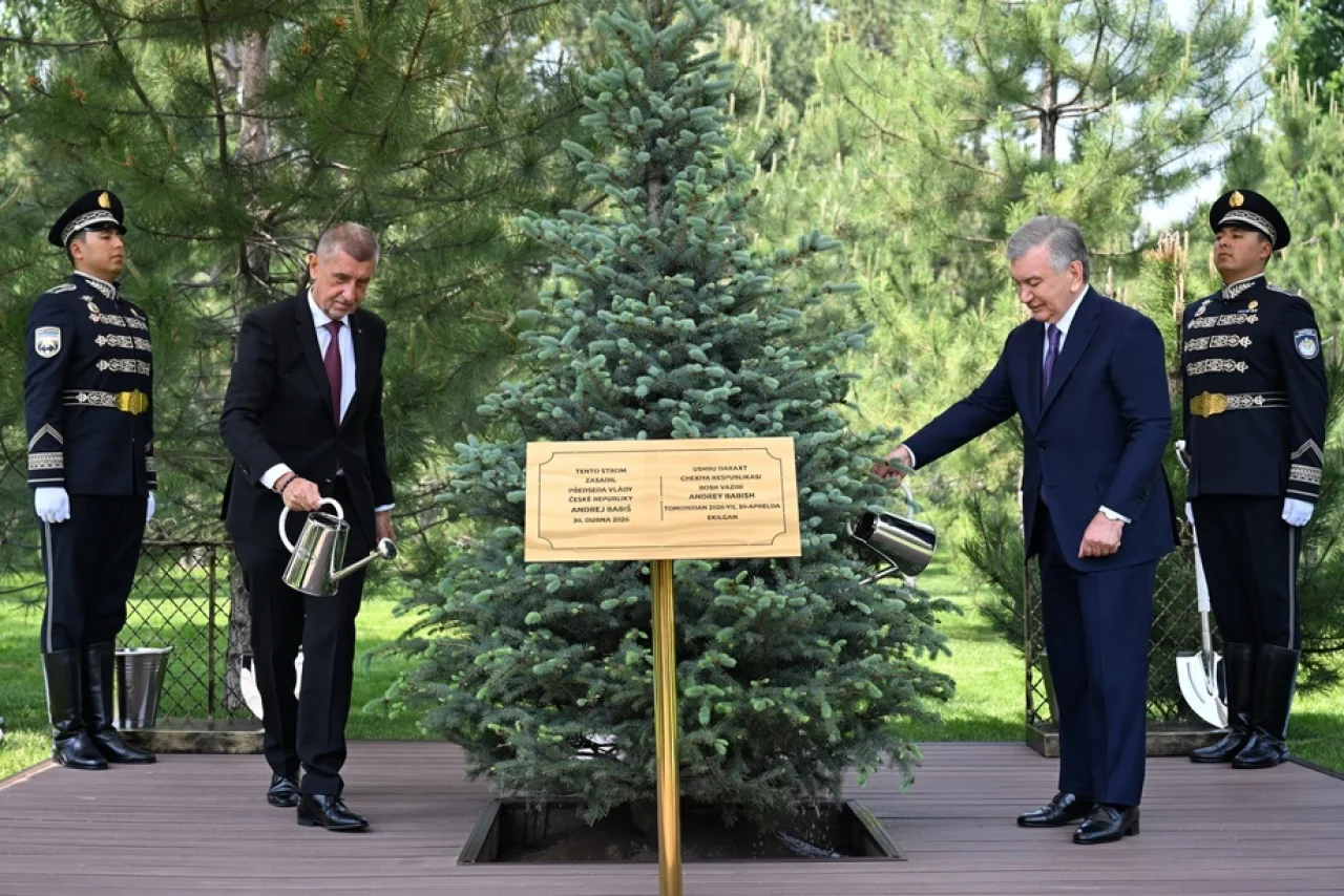 Shavkat Mirziyoyev va Andrey Babish birgalikda daraxt ekishdi