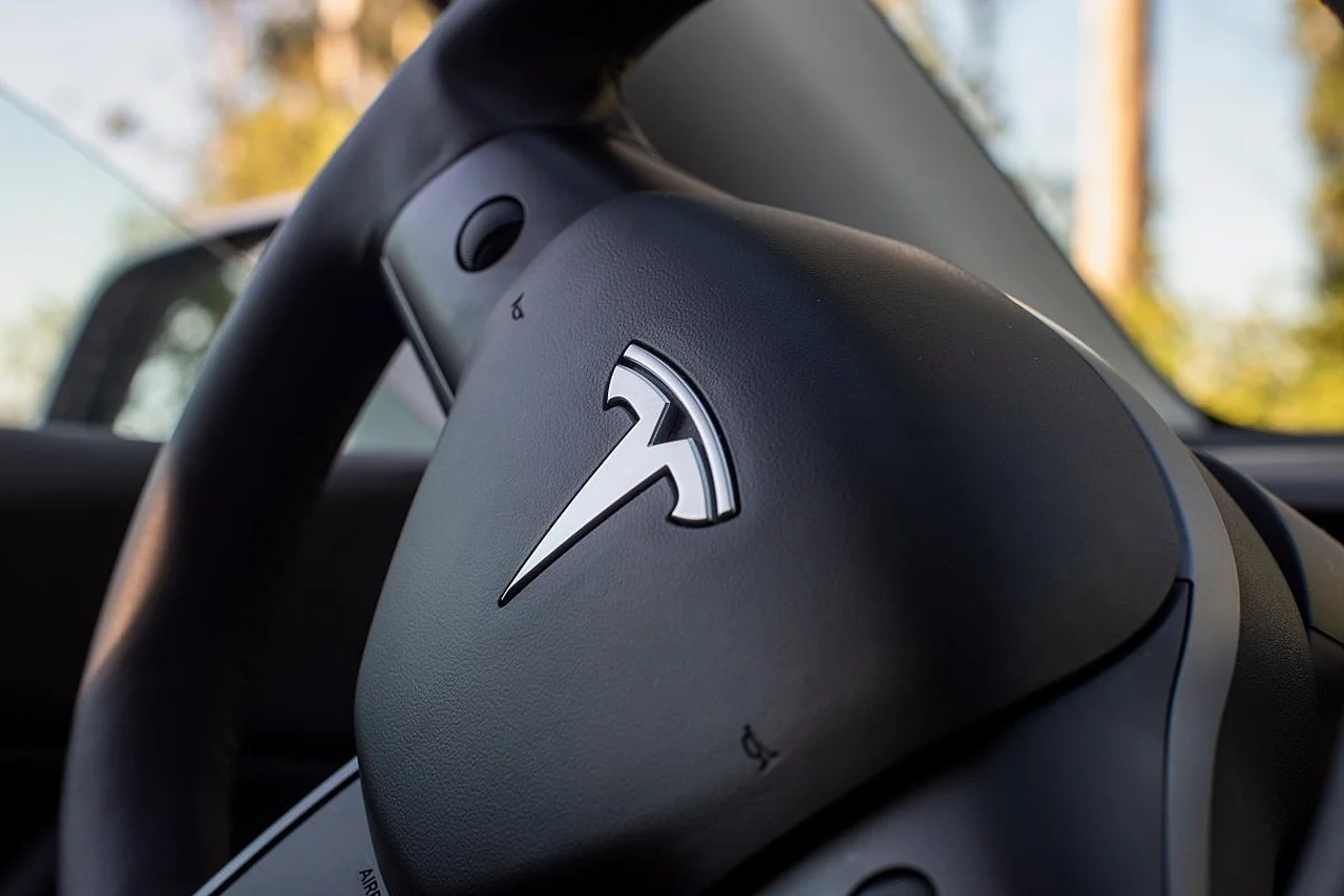 Litva «Tesla»ning to'liq avtonom boshqaruv tizimiga ruxsat berdi