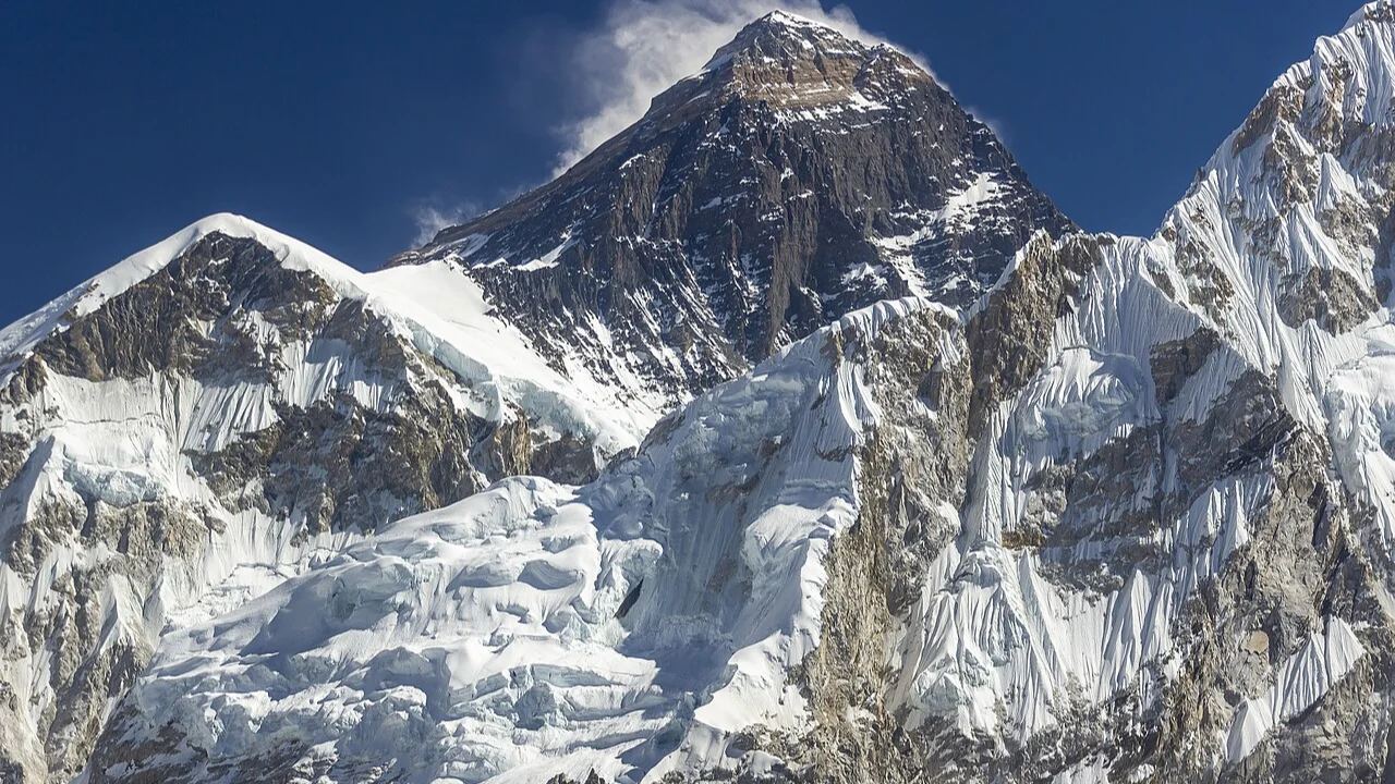 Everest cho'qqisida bir kunda rekord darajadagi alpinistlar to'plandi