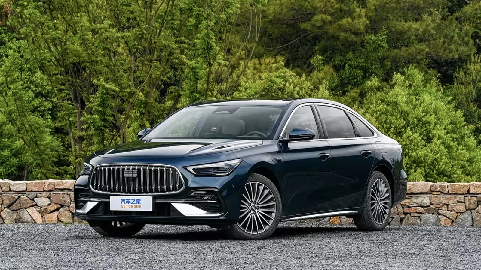 Geely kompaniyasi Toyota Camry modeliga raqib bo'ladigan arzon sedan chiqardi