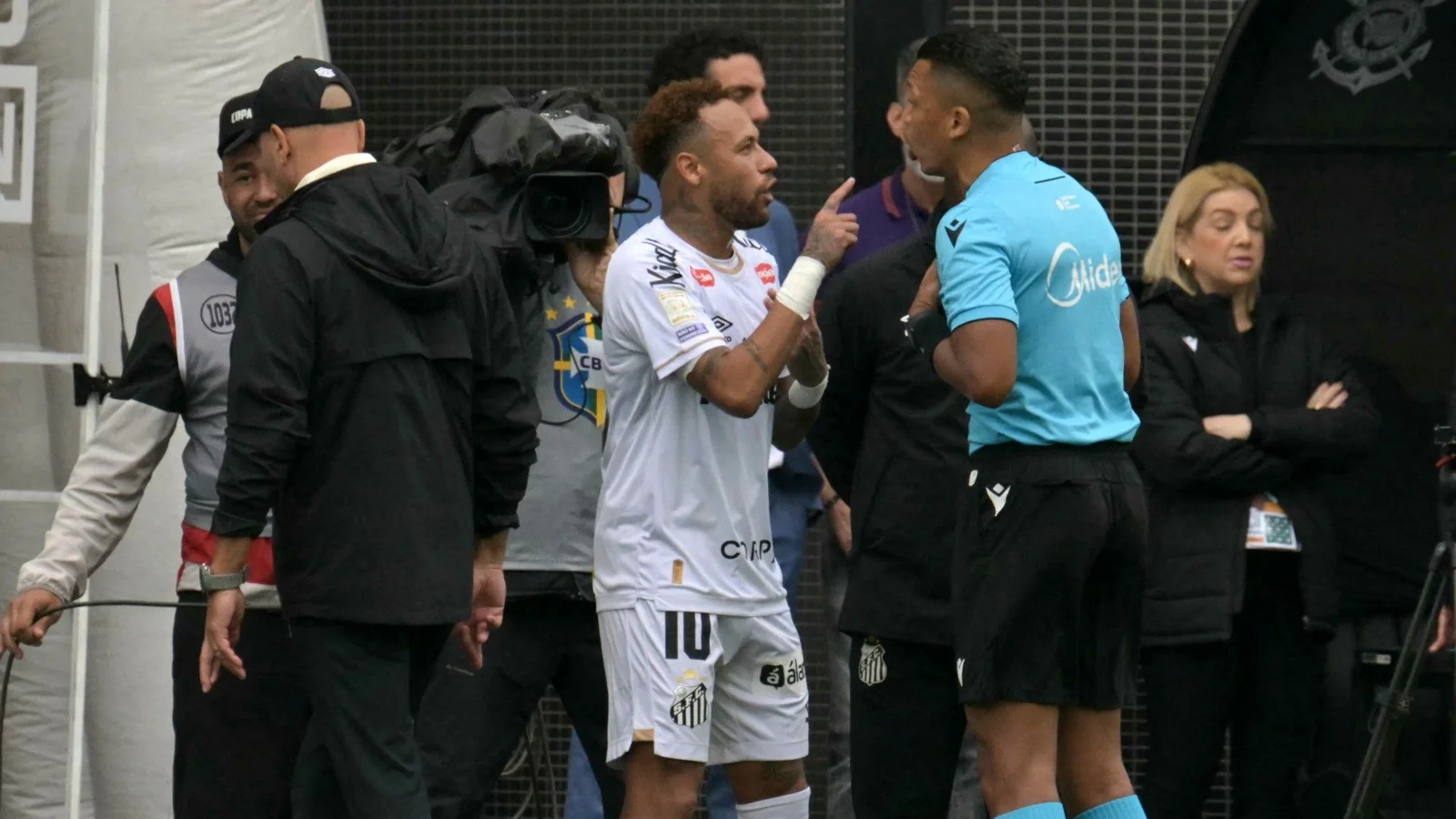 Hakam xatosi sababli Neymar maydonni muddatidan avval tark etdi