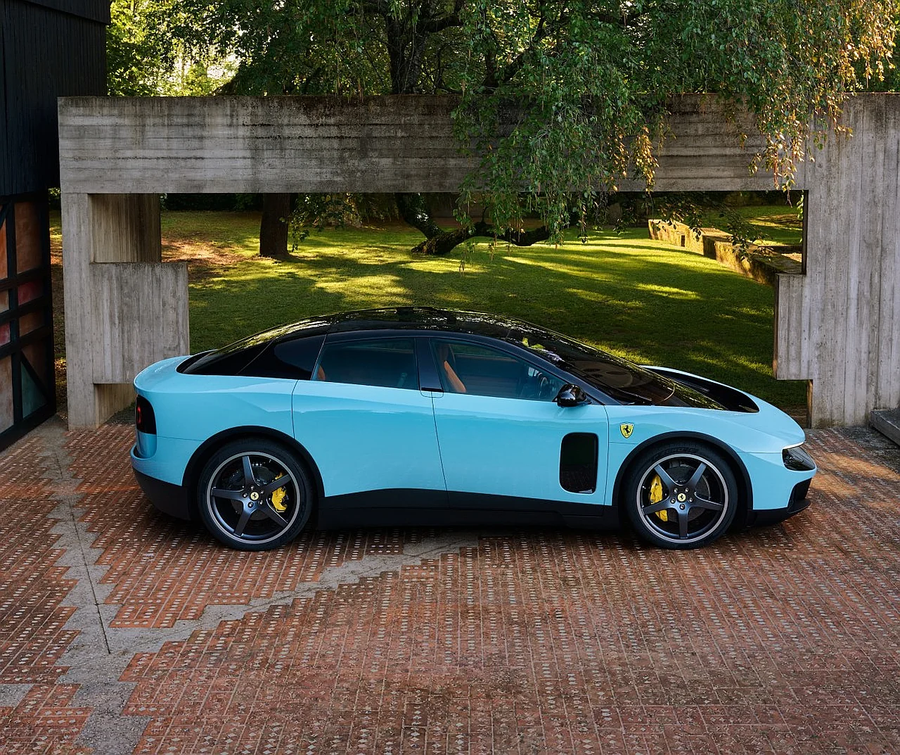 «Ferrari» kompaniyasi o'zining ilk elektr quvvatli avtomobilini taqdim etdi