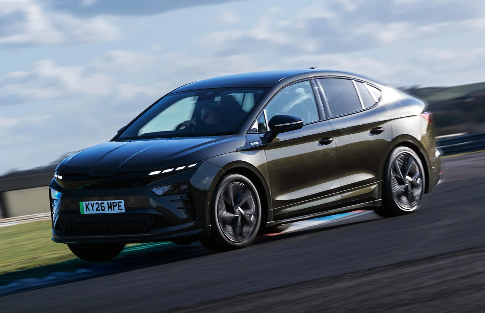 Skoda Enyaq VRS ikki dunyoning yig'ilgan kuchini ta'riflaydi
