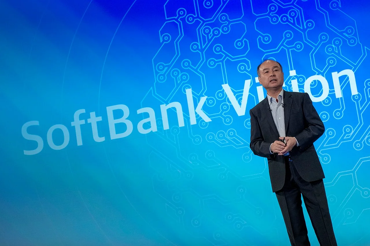 «SoftBank» rahbari «Tesla» koinotidagi axborot markazlariga qarshilik bildirdi