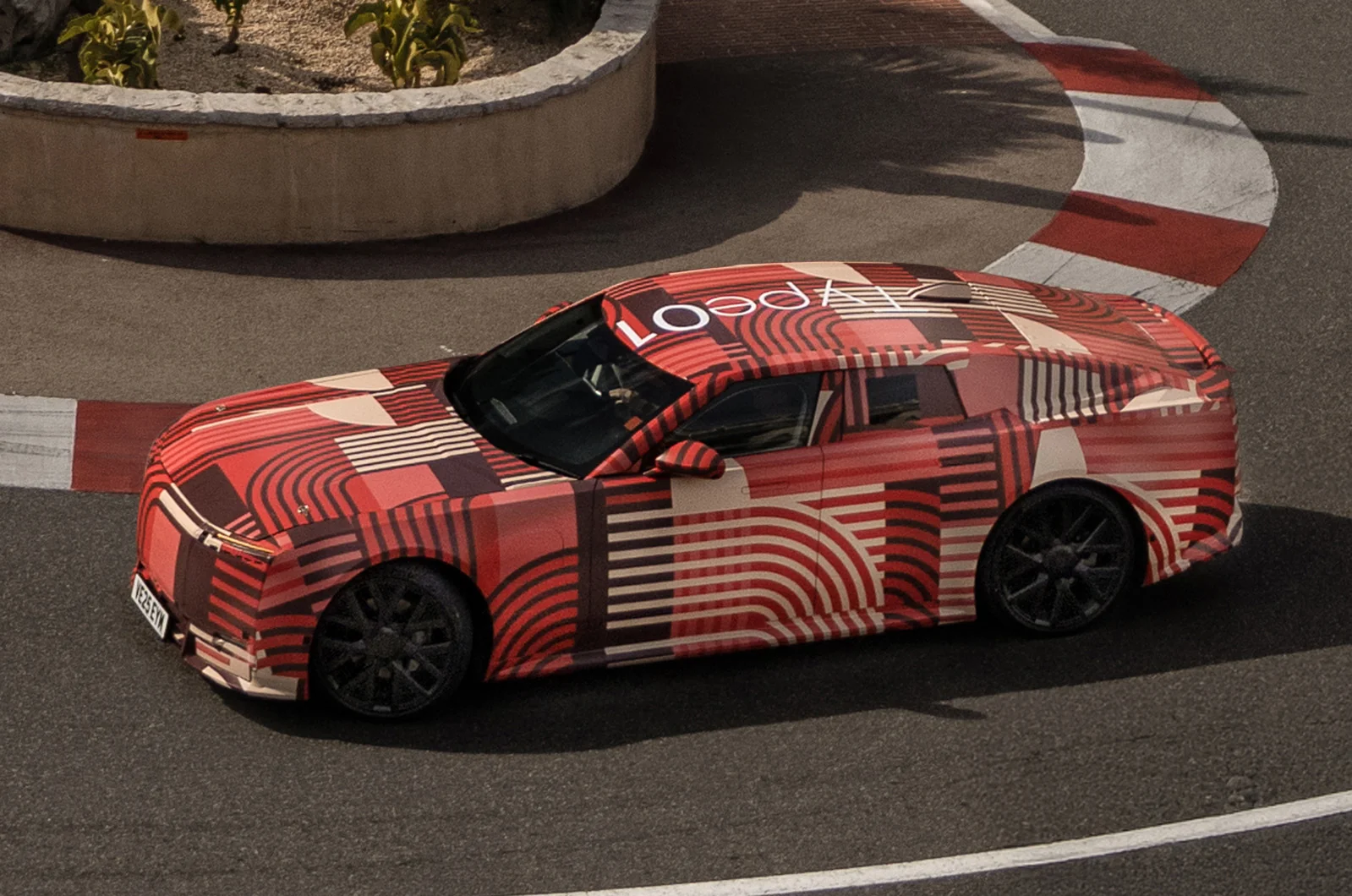 Jaguar Type 01 elektr sedanini Nyu-Yorkda namoyish etadi