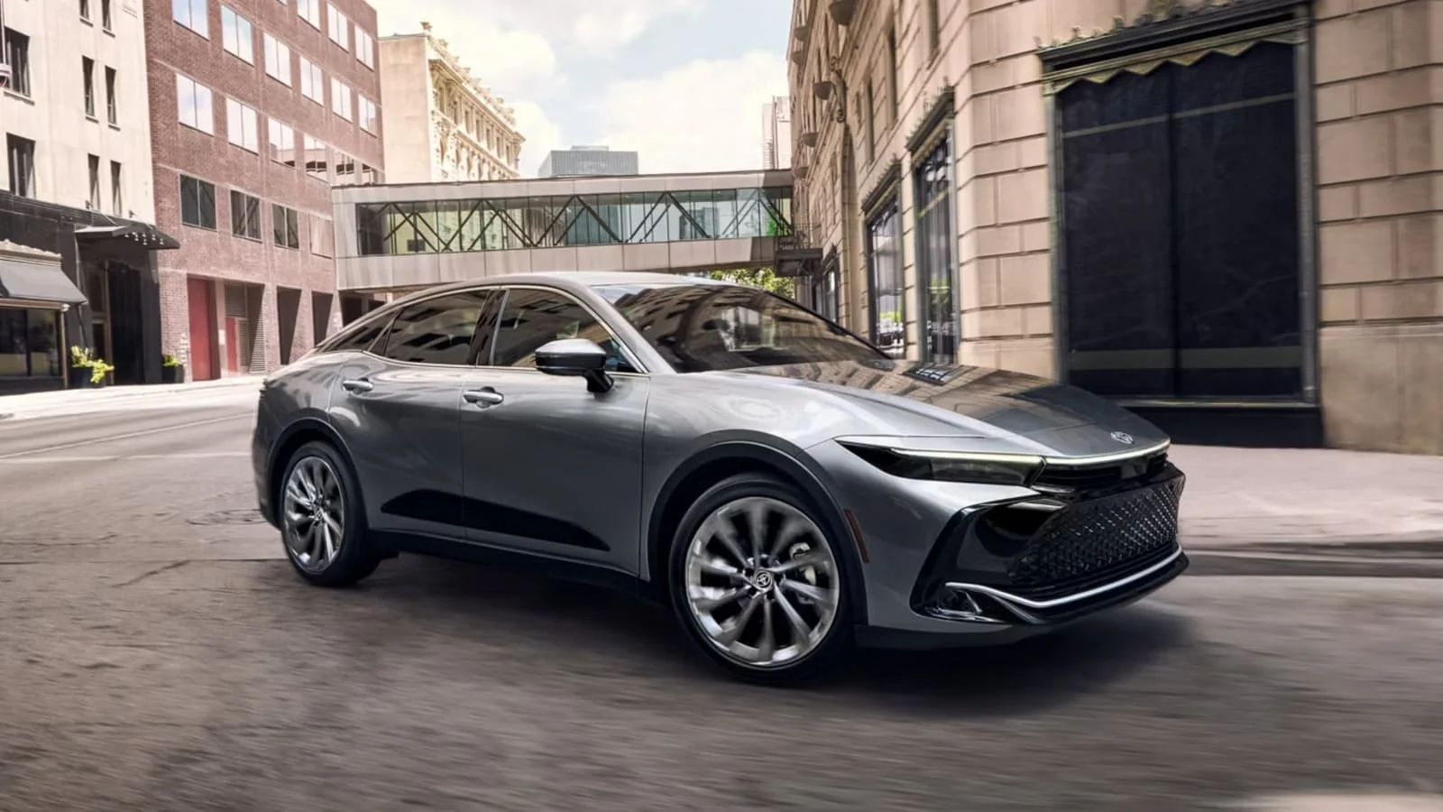 Toyota Crown oilasini restaylib yangilamoqda