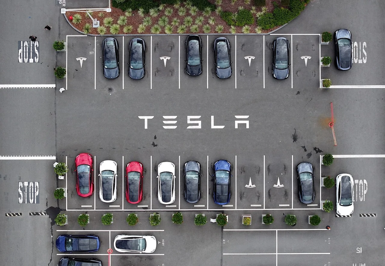 Tesla avtomatik haydash tizimi oʻlimli ishni kelishuv bilan yakunladi