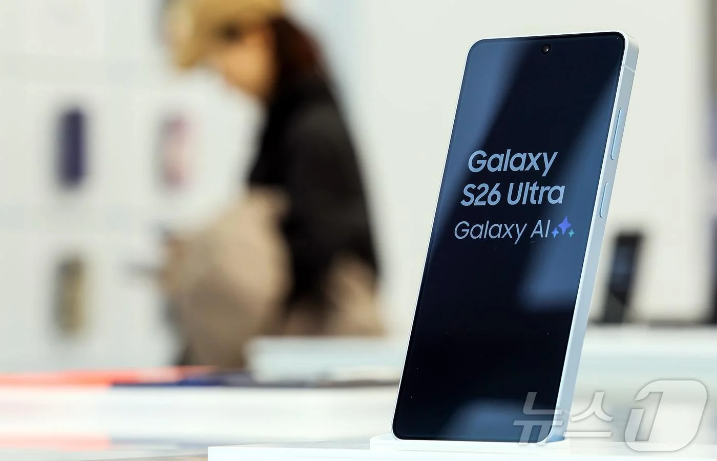 Samsung displeydagi qizil dog‘lar dasturiy ta’minot bilan bog‘liqligini aytdi