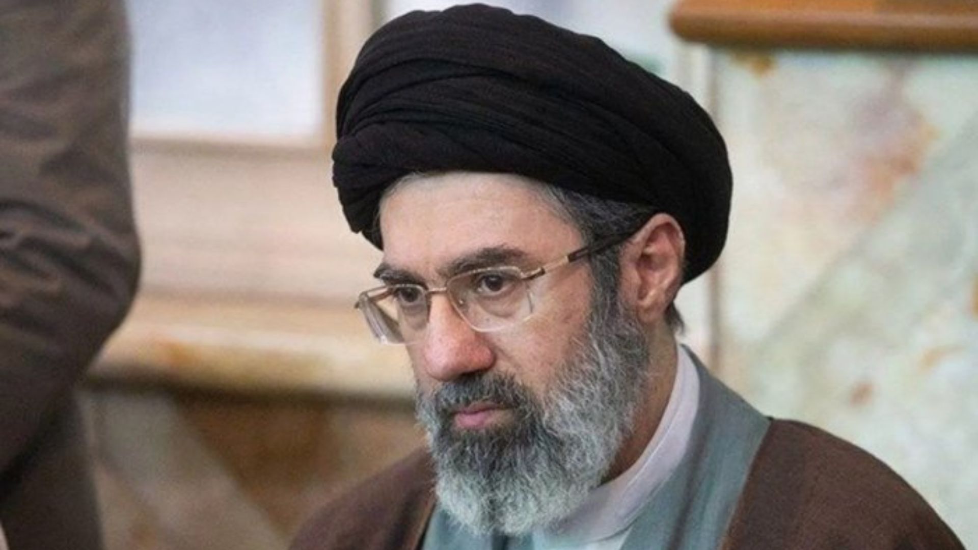 Eronning yangi oliy rahbari otasining vidolashuv marosimlarida ko'rinish bermadi