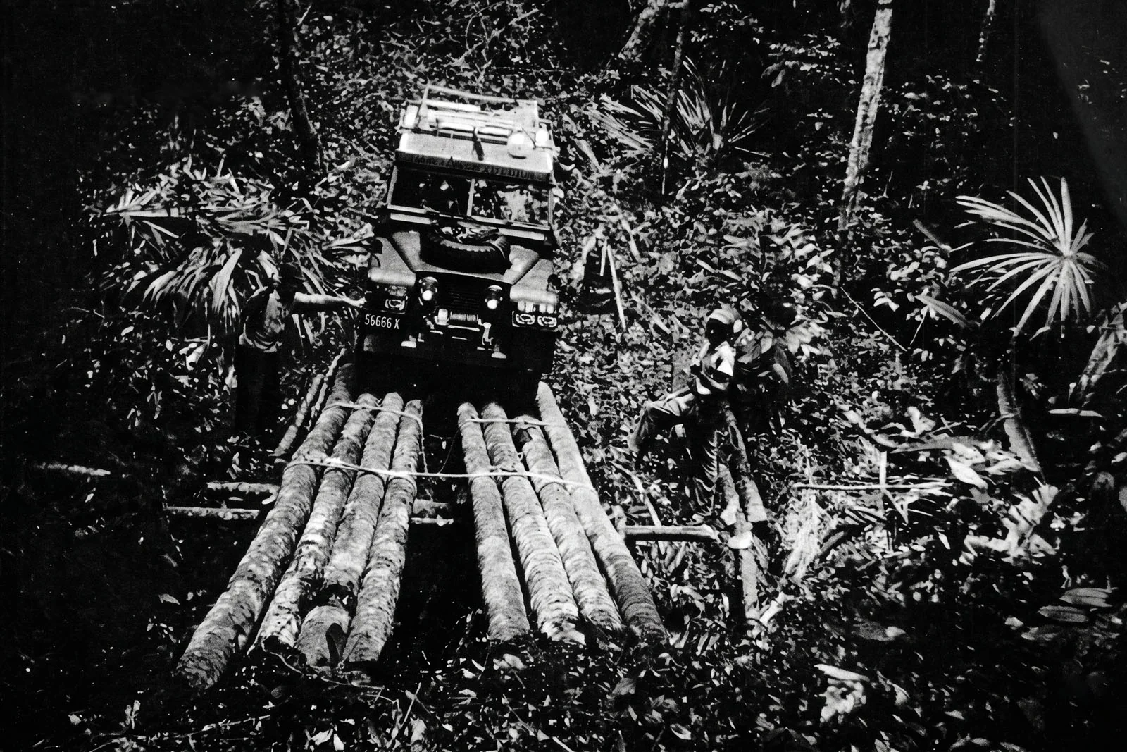 «Land Rover» avtomobillari o'tib bo'lmas Daryen bo'shlig'ini zabt etdi
