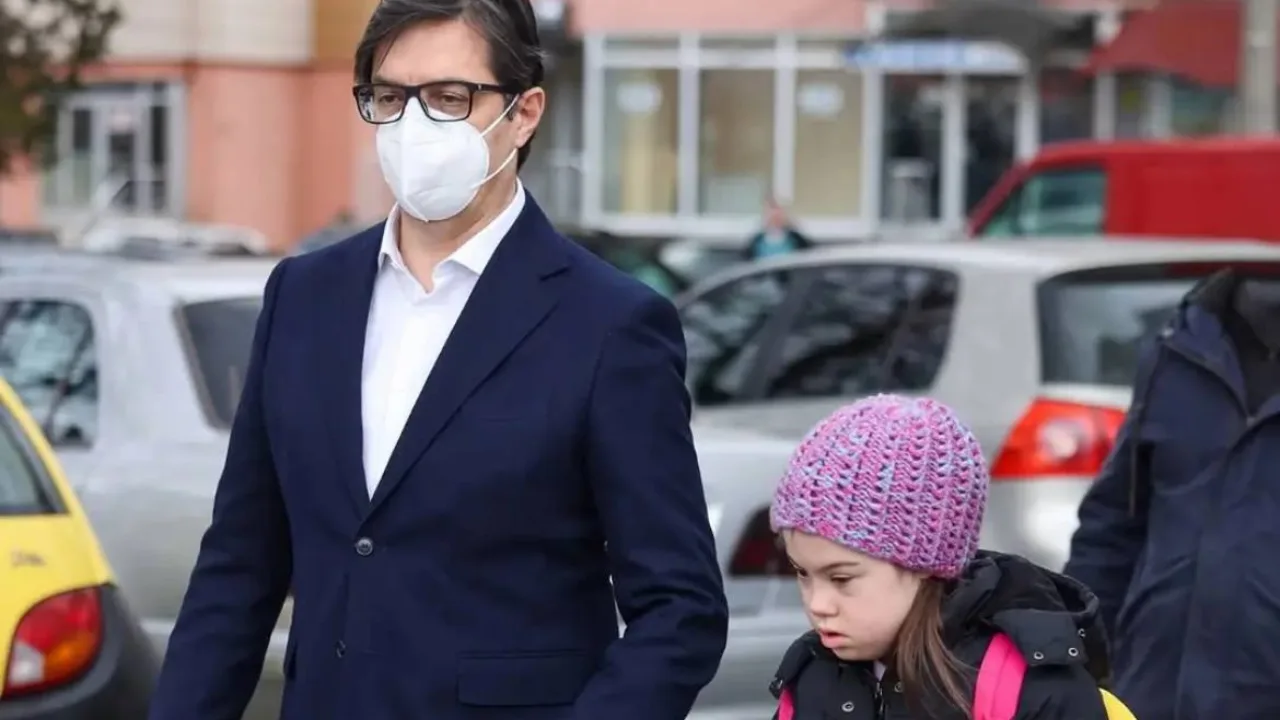 Makedoniya prezidenti kamsitilgan qizchani maktabga kuzatib qo'ydi