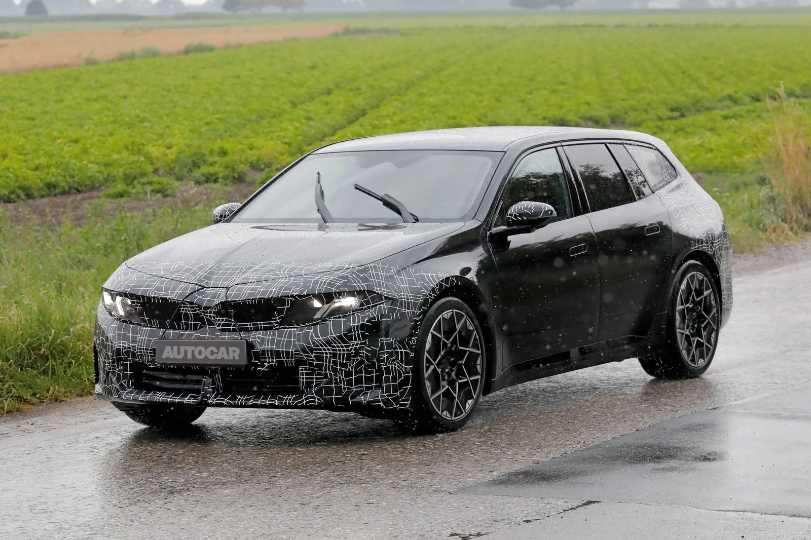 BMW kompaniyasi yangi avlod elektr sedanini sinovdan o'tkazmoqda