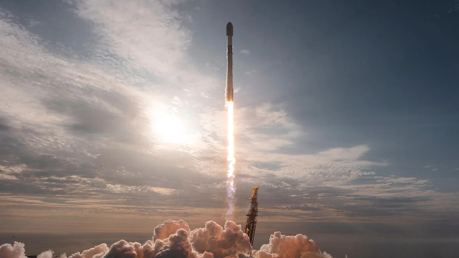 SpaceX kompaniyasi raketalarni qayta uchirish bo'yicha rekord o'rnatdi