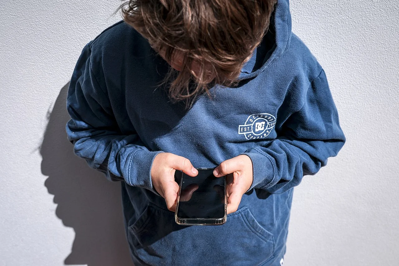 Avstraliya 16 yoshgacha bo'lgan bolalarga ijtimoiy tarmoqlarni taqiqladi