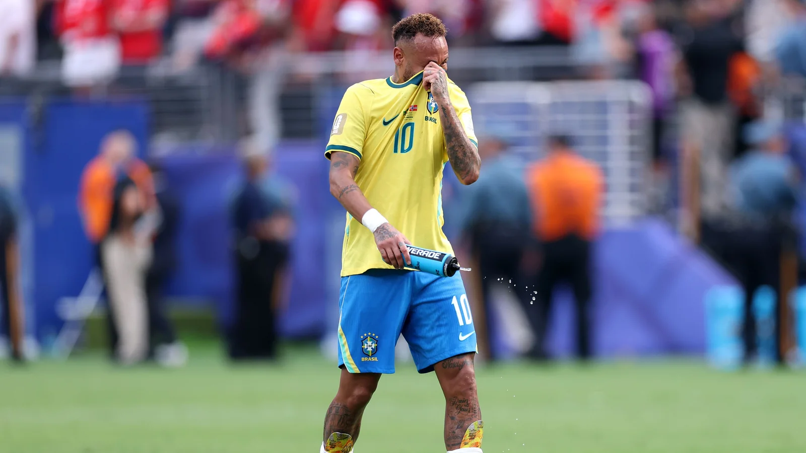 Neymar Florida shtatidagi ko'ngilochar bog'da skuterda ko'rinish berdi