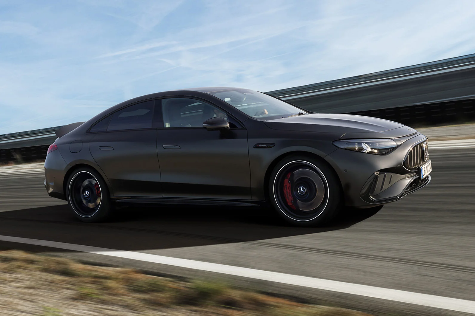 Yangi «Mersedes-AMG» elektromobili benzinli dvigatel ovozi bilan taqdim etildi